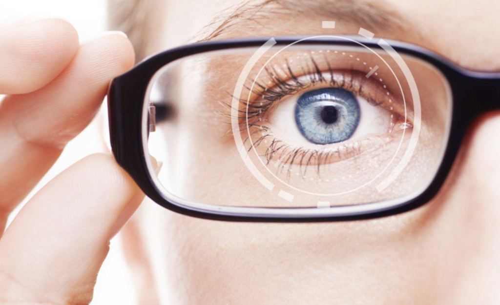 Alimentos con betacaroteno y luteína dispuestos en una mesa