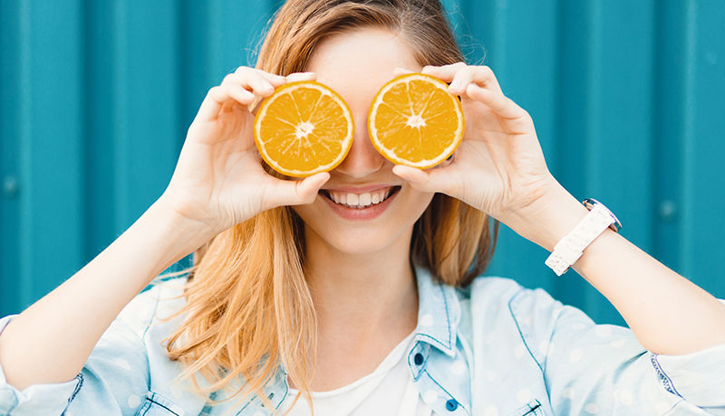 Mesa con alimentos ricos en carotenoides y omega-3